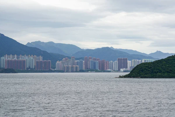 Tai Po, Hong Kong 'daki deniz kenarı binaları ve dağlar.