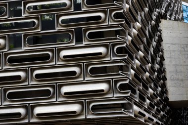 Hong Kong 'da tarihi bir bina olan Tai Kwun' un modern binasına yakın plan.