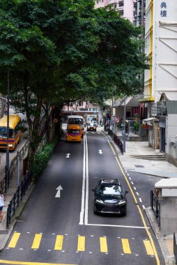 Hong Kong 'da kalabalık caddeler ve yüksek binalar.