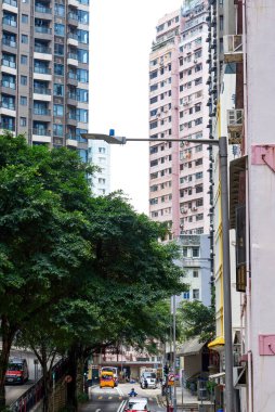 Hong Kong 'da kalabalık caddeler ve yüksek binalar.