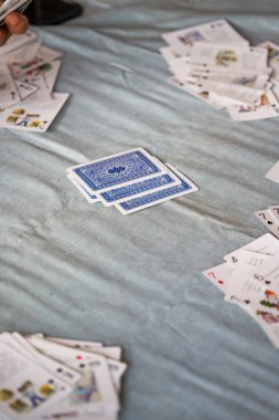 Bir grup yaşlı insan oturup poker oynuyor.