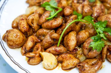 Lezzetli kızarmış domuz bağırsağı.