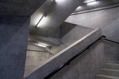 Tai Kwun 'daki iç minimalist beton merdiven, Hong Kong' da tarihi bir bina.