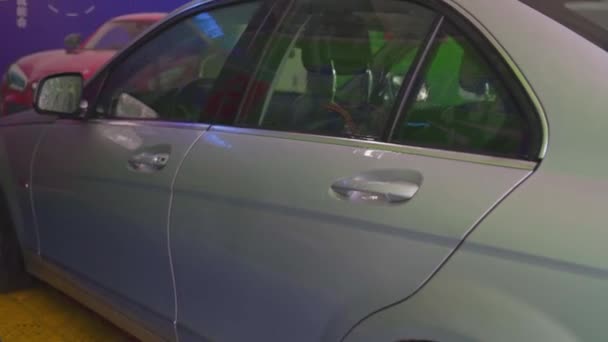 Majitel Auta Uklízí Auto Samoobslužné Myčce — Stock video