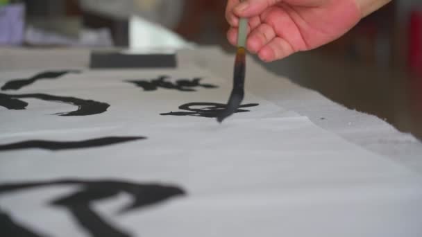 Seorang Kaligrafer Terkenal Cina Menulis Dengan Kuas Menciptakan Karya Kaligrafi — Stok Video