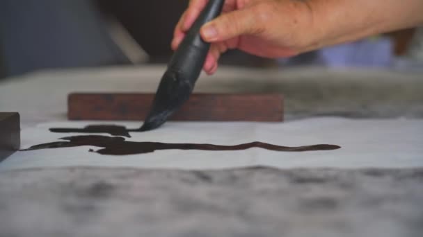 Известный Китайский Каллиграф Пишет Кистью Создавая Каллиграфические Работы — стоковое видео