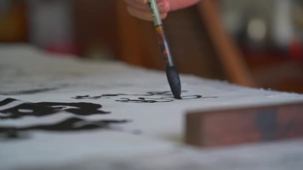 Berömd Kinesisk Kalligraf Skriver Med Pensel Skapa Kalligrafi Arbete — Stockvideo