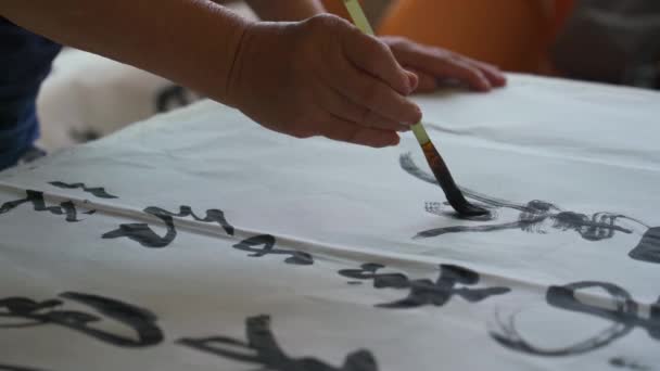 Famoso Calígrafo Chino Escribe Con Pincel Creando Una Obra Caligrafía — Vídeo de stock