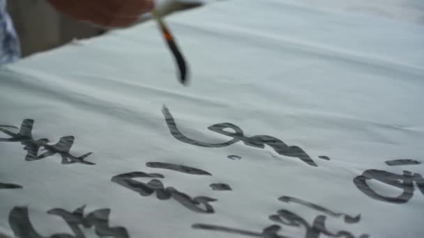 Famoso Calígrafo Chino Escribe Con Pincel Creando Una Obra Caligrafía — Vídeo de stock