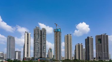 Nanning, Guangxi, Çin 'deki modern yüksek binaların hızlandırılmış fotoğrafları.