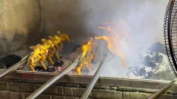 Šéfkuchař Grilovací Restauraci Používá Uhlíkový Oheň Grilování Celého Kuřete Grilované — Stock video