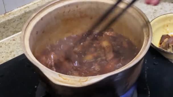 厨师把台湾烤猪肉放在黏土锅里烹调 — 图库视频影像