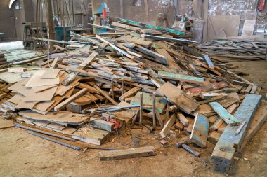 Yoğun ve dağınık bir mobilya fabrikası.