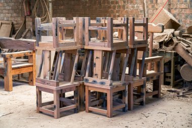 Yoğun ve dağınık bir mobilya fabrikası.