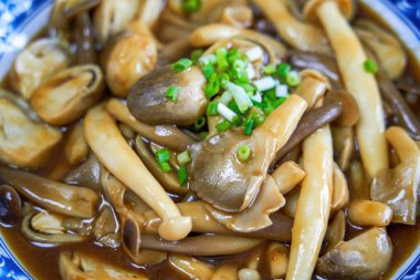 Lezzetli ev yapımı Çin yemeği, soya soslu kızarmış mantar.