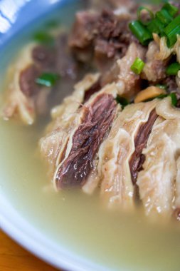 Lezzetli klasik Kanton yemeği, berrak çorbada et eti.