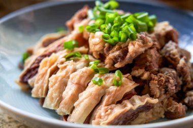 Lezzetli klasik Kanton yemeği, berrak çorbada et eti.