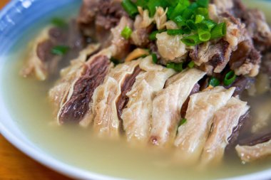 Lezzetli klasik Kanton yemeği, berrak çorbada et eti.