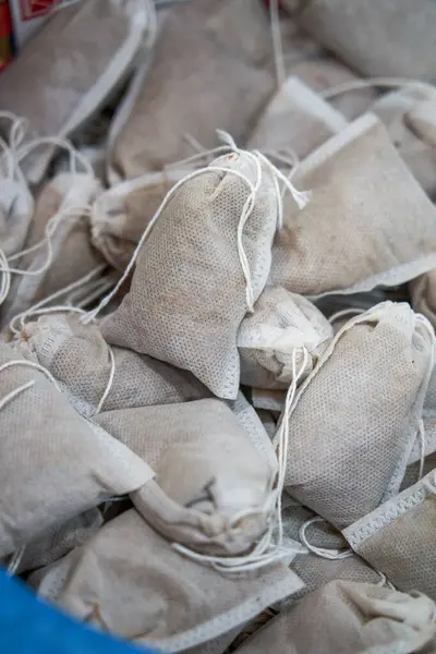 Çin bitkisel ilaç dükkanında satılan Çin bitkisel ilaç paketlerinin yakın çekimi.