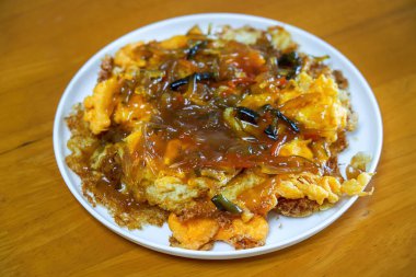 Lezzetli bir Çin yemeği, beş fileto ile kızarmış yumurta.