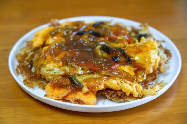 Lezzetli bir Çin yemeği, beş fileto ile kızarmış yumurta.