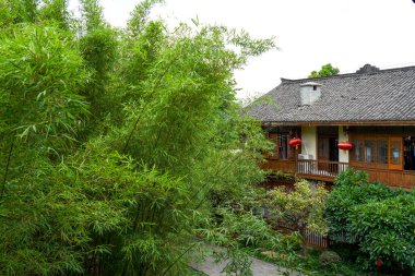 Çin tarzı lüks bahçe avlusu ve antik yapı kulesi.