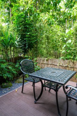 Çin tarzı lüks bahçe avlusunda boş koltuklar.