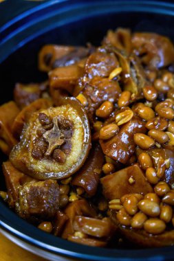 Lezzetli bir Çin yemeği, fıstıklı haşlanmış domuz kuyruğu.