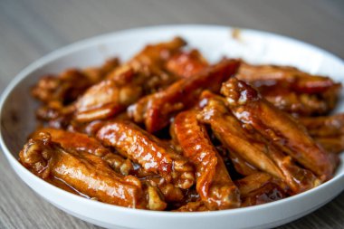 Lezzetli bir Çin ev yapımı, soslu tavuk kanadı.