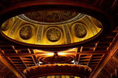 Altın ahşap tavanlı parlak ve lüks Çin tarzı bir bina.