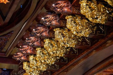 Altın ahşap tavanlı parlak ve lüks Çin tarzı bir bina.