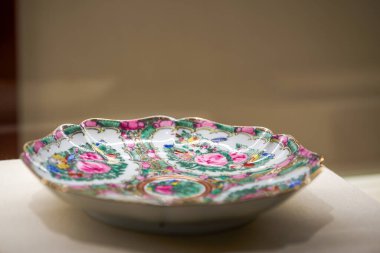 Enfes antik Çin jöleli seramik yemek tabağı.