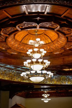 Çin tarzı büyük avize. Lüks iç dekorasyon tasarımı.