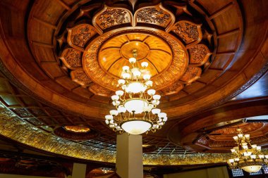 Çin tarzı büyük avize. Lüks iç dekorasyon tasarımı.