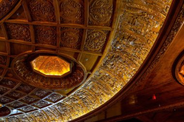 Altın ahşap tavanlı parlak ve lüks Çin tarzı bir bina.