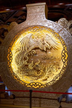 Kanatlarını çırpan bir Anka heykelinin yakın çekimi.