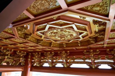 Altın ahşap tavanlı parlak ve lüks Çin tarzı bir bina.
