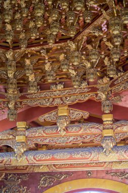 Altın ahşap tavanlı parlak ve lüks Çin tarzı bir bina.