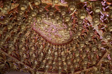 Altın ahşap tavanlı parlak ve lüks Çin tarzı bir bina.