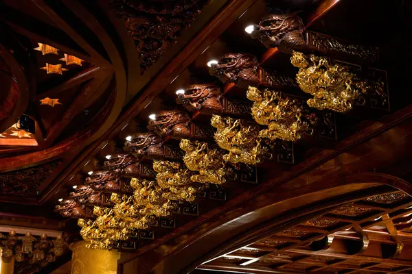 Altın ahşap tavanlı parlak ve lüks Çin tarzı bir bina.