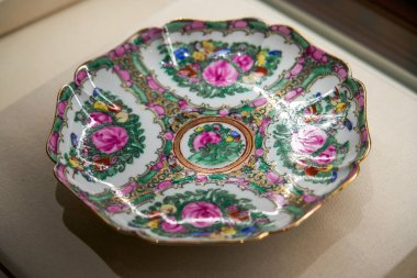 Enfes antik Çin jöleli seramik yemek tabağı.