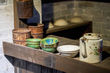 Geleneksel Çin çay evinde eski çay kaseleri ve çaydanlıklar