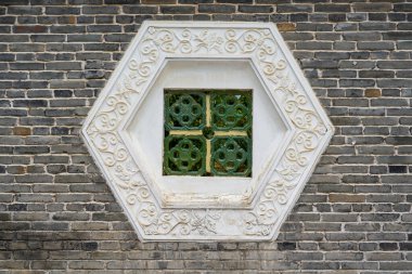 Çin Cumhuriyeti döneminde antik bina duvarına geleneksel Transom 'un yakın çekim görüntüleri.