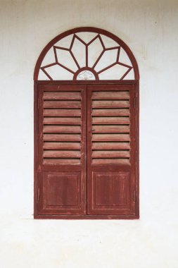 Eski bir evdeki ahşap pencerelere yakın çekim