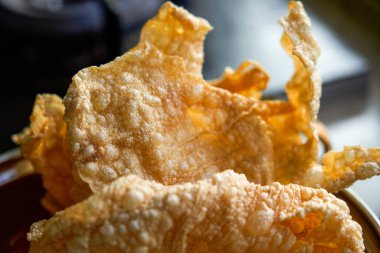 Altın sarısı ve cezbedici kızarmış yubanın yakın çekimi