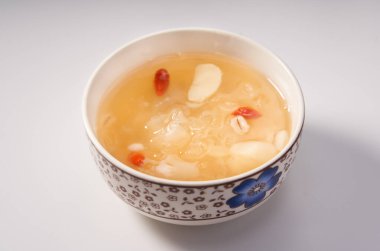 Bir kase tatlı ve ferahlatıcı beyaz mantar şurubu, bir Kanton tatlısı.