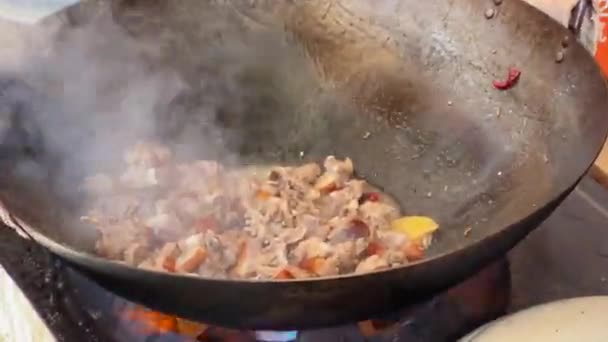 Een Chef Kok Roerbakken Schapenvlees Een Wok — Stockvideo