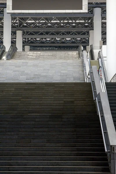 展示センター内の大型階段 — ストック写真