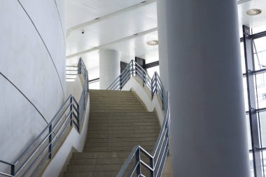 Sergi merkezinin içindeki büyük merdiven.