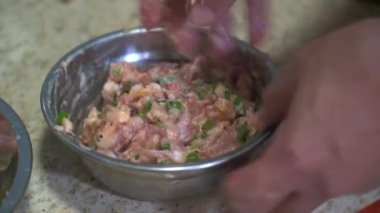 Bir şef lezzetli et hazırlar dolma ve hamur işi için